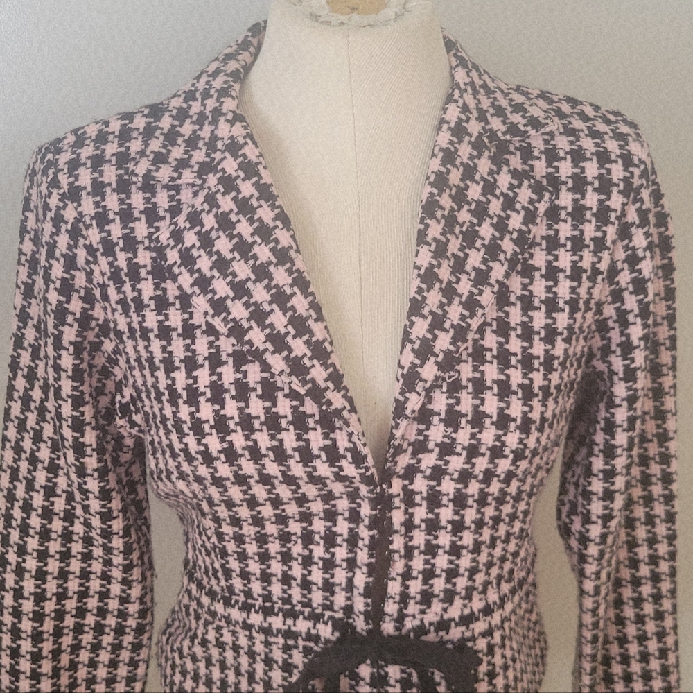 Elegant Women's Pink and Black Houndstooth Blazer - Picture 2 of 7